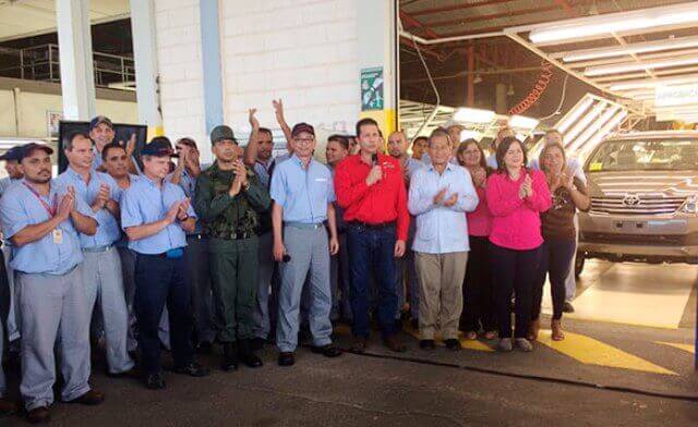カルロス・ファリア経済担当副大統領、ベネズエラトヨタの工場を訪問の写真