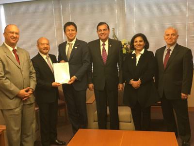 第14回ALBA首脳会議の最終宣言を日本の外務大臣政務官へ手交の写真